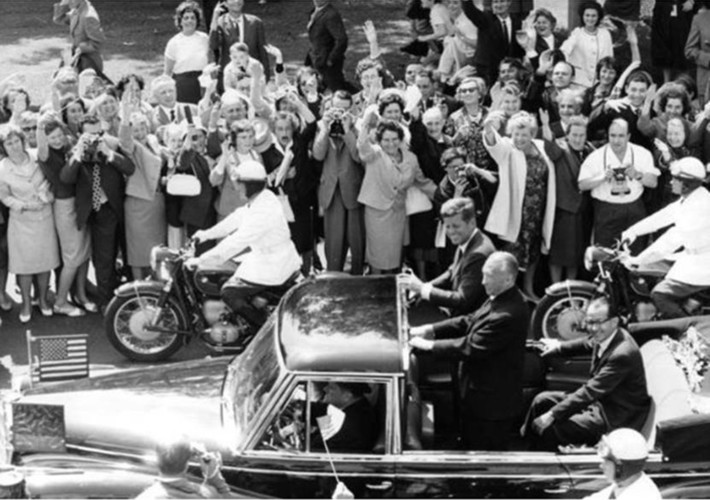US-Präsident Kennedy und von Röhndorf stehend im Pullmann Landaulet